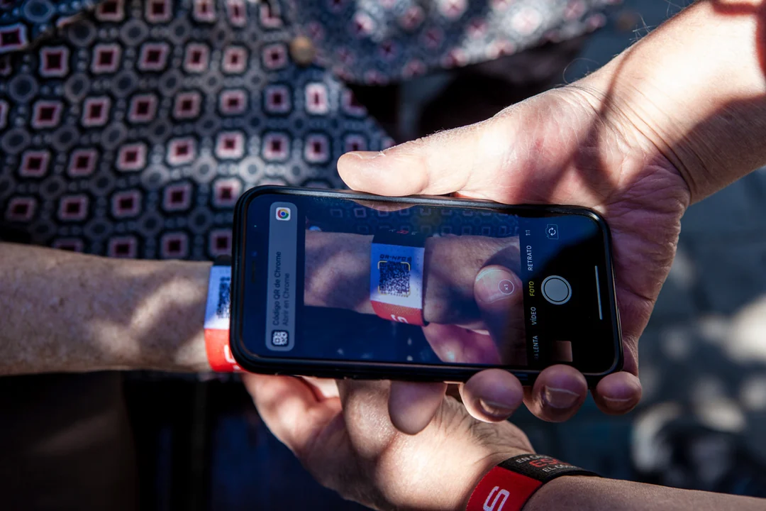 Lectura de la pulsera Sanitam QR con un móvil.