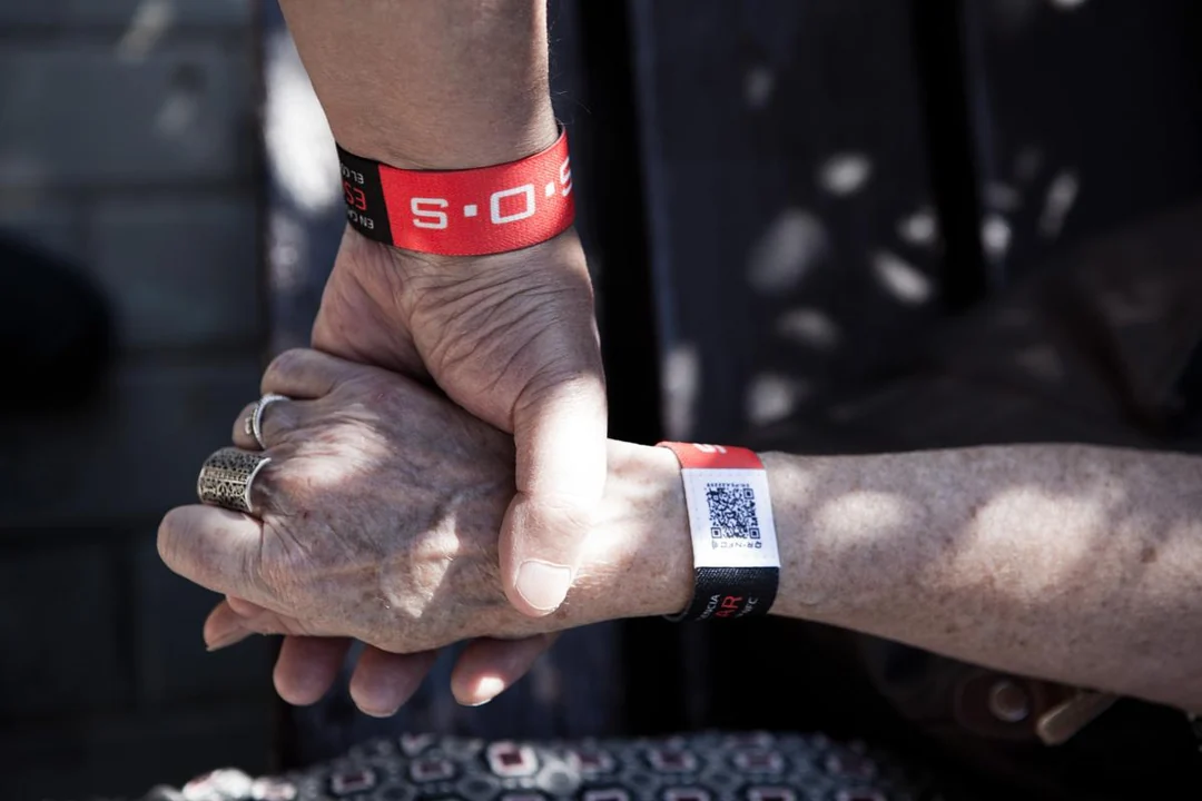 Pulsera Sanitam QR en una muñeca.