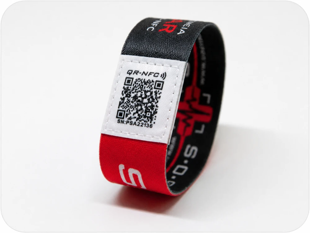 Pulsera Sanitam QR con código QR.